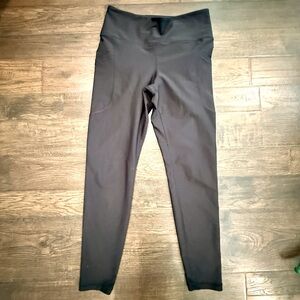 Old navy athletic leggings with side pockets. High waist. Black